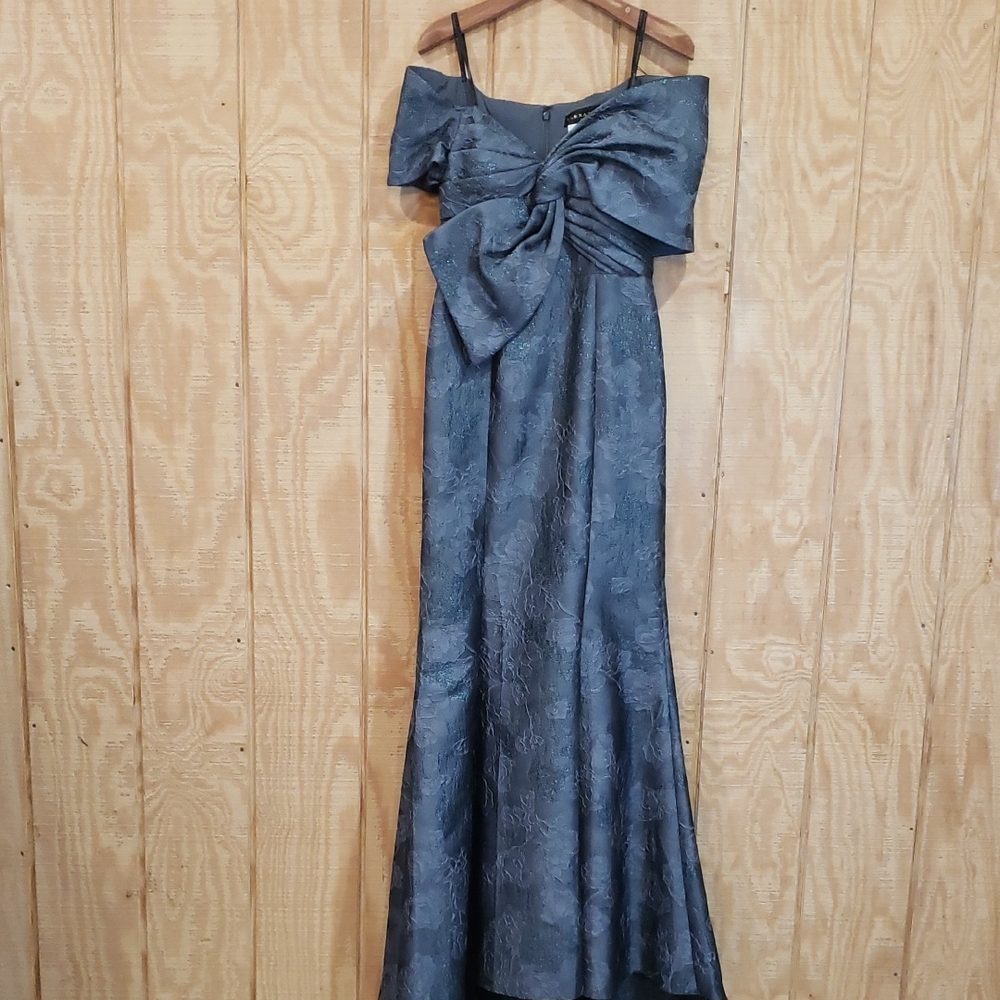 Alexander By Daymor NWT Sage Green Off Shoulder Bow Maxi Gown Dress Size 6 #1978